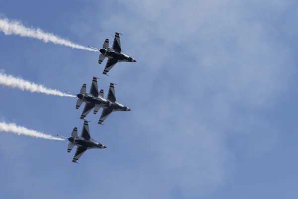 USAF Thunderbirds performing aerial stunts — Stock Photo, Image