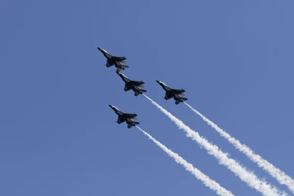 USAF Thunderbirds provádějící letecké akrobacie — Stock fotografie