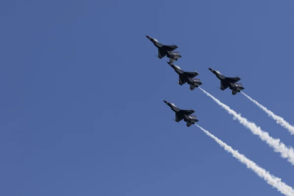 USAF Thunderbirds performing aerial stunts — Stock Photo, Image