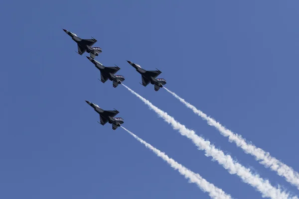 USAF Thunderbirds performing aerial stunts — Stock Photo, Image