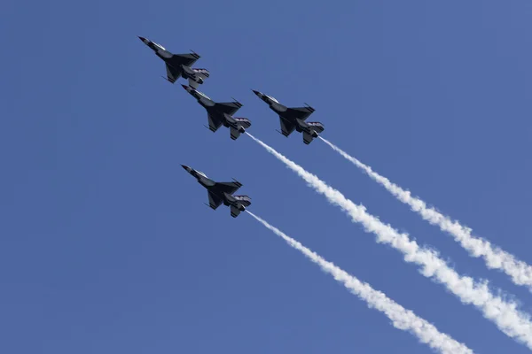 USAF Thunderbirds provádějící letecké akrobacie — Stock fotografie