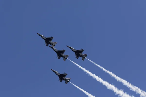 ВПС США Thunderbirds виконанні повітряні трюки — стокове фото