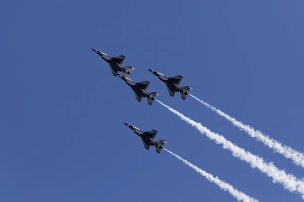 USAF Thunderbirds performing aerial stunts — Stock Photo, Image