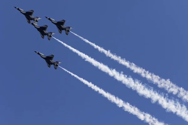 USAF Thunderbirds performing aerial stunts — Stock Photo, Image