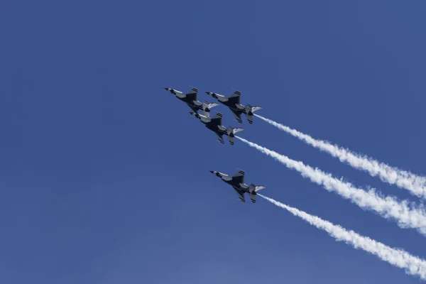 Usaf Thunderbirds 공중 묘기를 수행 — 스톡 사진