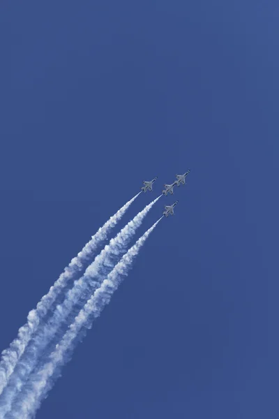 USAF Thunderbirds eseguire acrobazie aeree — Foto Stock
