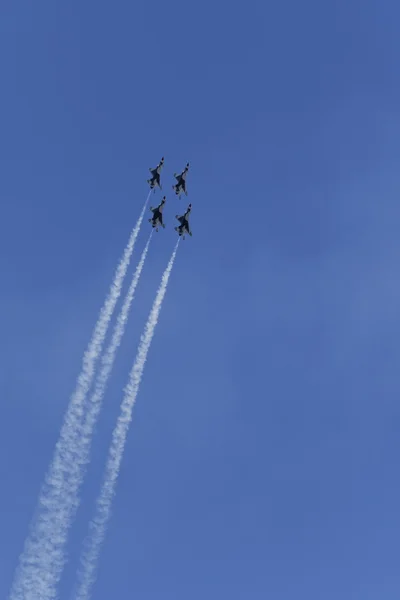 USAF Thunderbirds provádějící letecké akrobacie — Stock fotografie