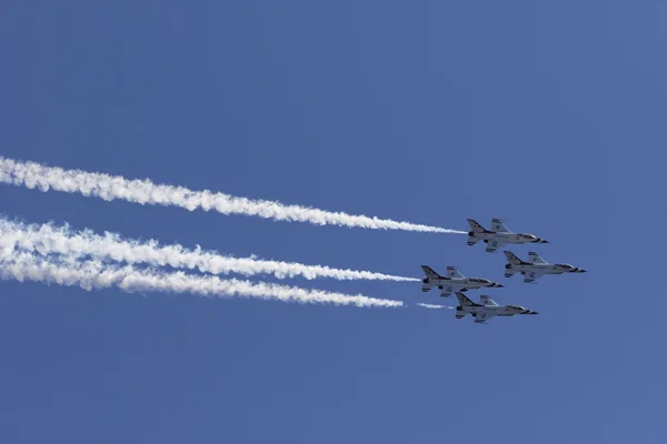 USAF Thunderbirds performing aerial stunts — Stock Photo, Image