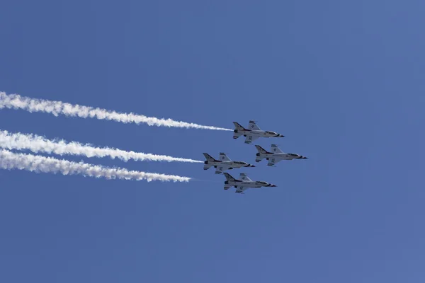 USAF Thunderbirds provádějící letecké akrobacie — Stock fotografie