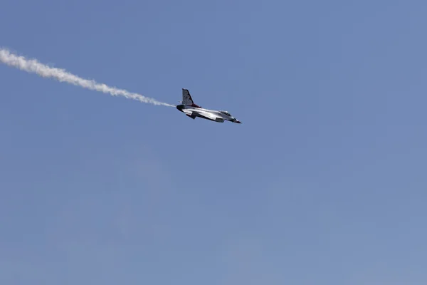 Air Force Thunderbirds csapat mutatványokat — Stock Fotó