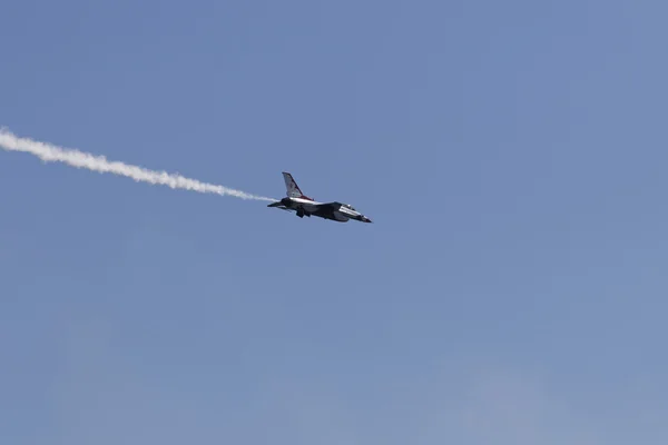 Air Force Thunderbirds Team performing stunts — Stock Photo, Image