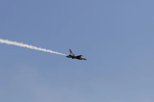 Air Force Thunderbirds csapat mutatványokat — Stock Fotó
