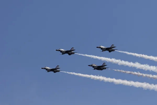 USAF Thunderbirds provádějící letecké akrobacie — Stock fotografie