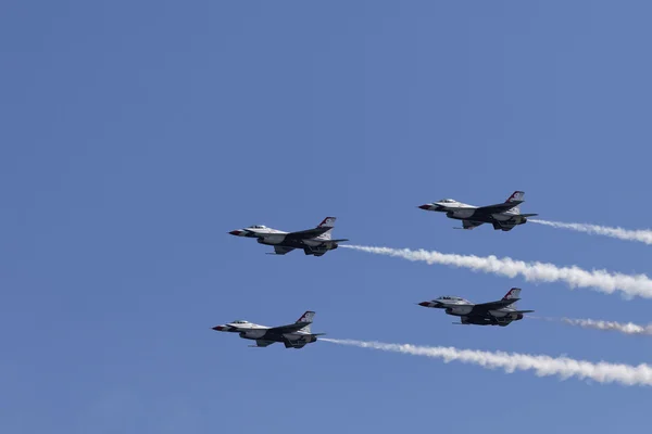 USAF Thunderbirds realizando acrobacias aéreas —  Fotos de Stock