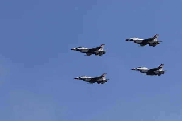 USAF Thunderbirds realizando acrobacias aéreas —  Fotos de Stock