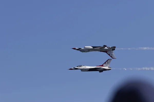 USAF Thunderbirds performing aerial stunts — Stock Photo, Image