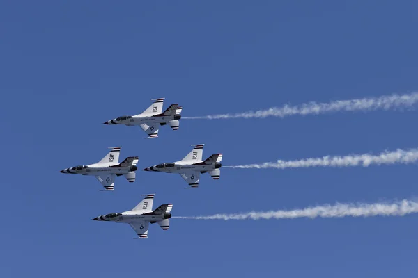 USAF Thunderbirds performing aerial stunts — Stock Photo, Image