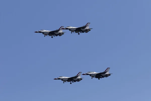 Тандерберды ВВС США выполняют воздушные трюки — стоковое фото