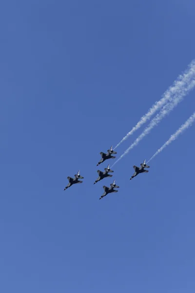 USAF Thunderbirds performing aerial stunts — Stock Photo, Image