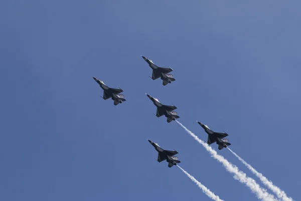 USAF Thunderbirds realizando acrobacias aéreas — Fotografia de Stock