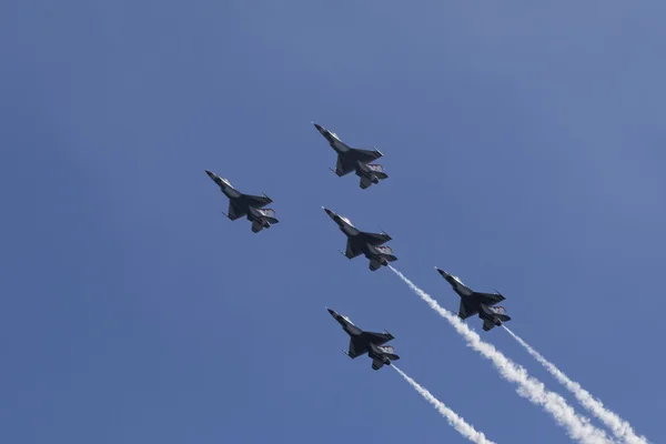 USAF Thunderbirds provádějící letecké akrobacie — Stock fotografie