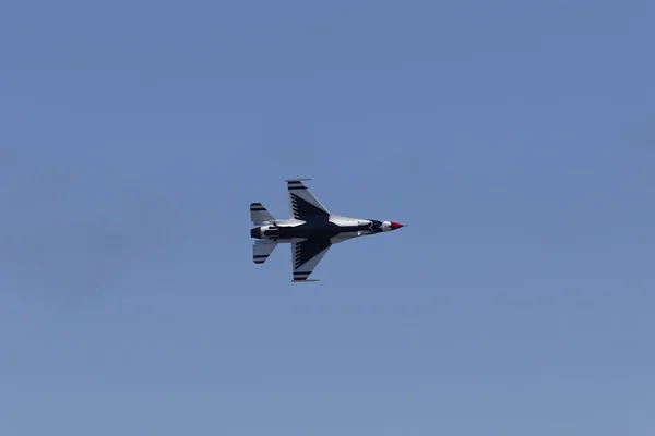 Air Force Thunderbirds Team performing stunts — Stock Photo, Image
