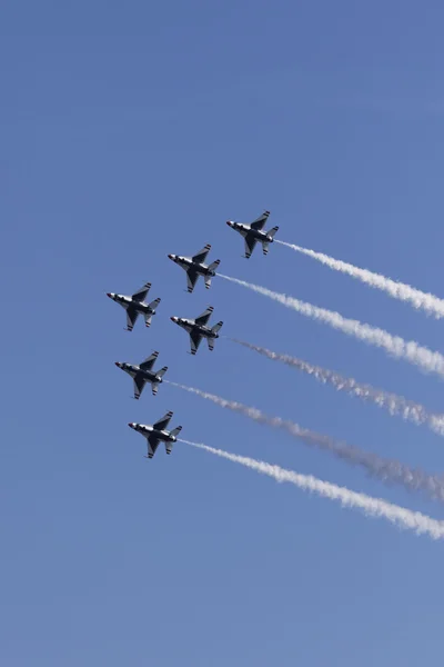 USAF Thunderbirds provádějící letecké akrobacie — Stock fotografie