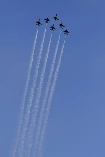 USAF Thunderbirds performing aerial stunts — Stock Photo, Image