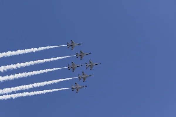 USAF Thunderbirds performing aerial stunts — Stock Photo, Image