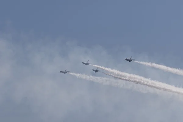 USAF Thunderbirds performing aerial stunts — Stock Photo, Image