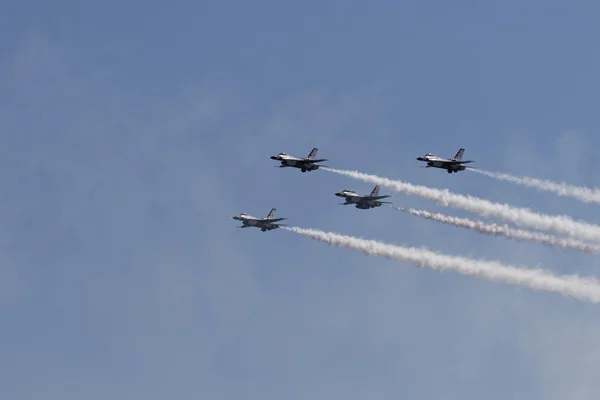 USAF Thunderbirds performing aerial stunts — Stock Photo, Image