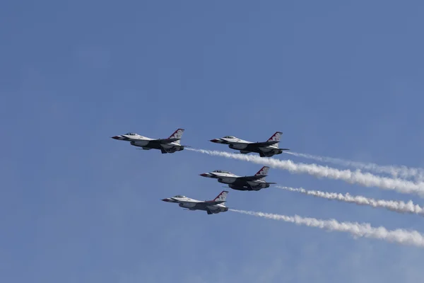 USAF Thunderbirds realizando acrobacias aéreas — Foto de Stock
