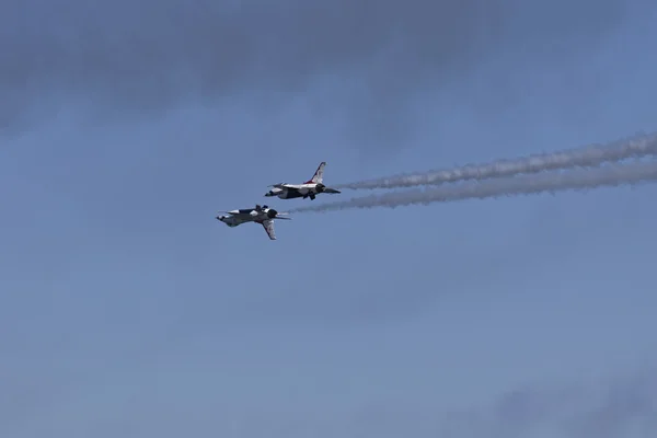 Usaf Thunderbirds 공중 묘기를 수행 — 스톡 사진