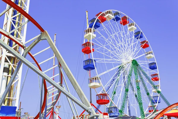 Paseo por el parque de atracciones . — Foto de Stock