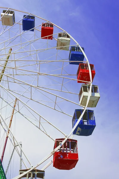 Paseo por el parque de atracciones . —  Fotos de Stock