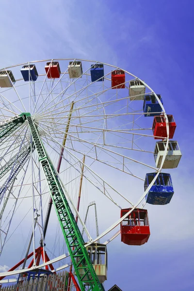 Paseo por el parque de atracciones . — Foto de Stock