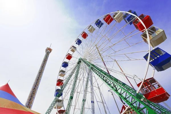 Paseo por el parque de atracciones . —  Fotos de Stock