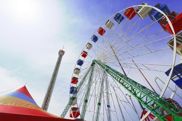 Paseo por el parque de atracciones . —  Fotos de Stock