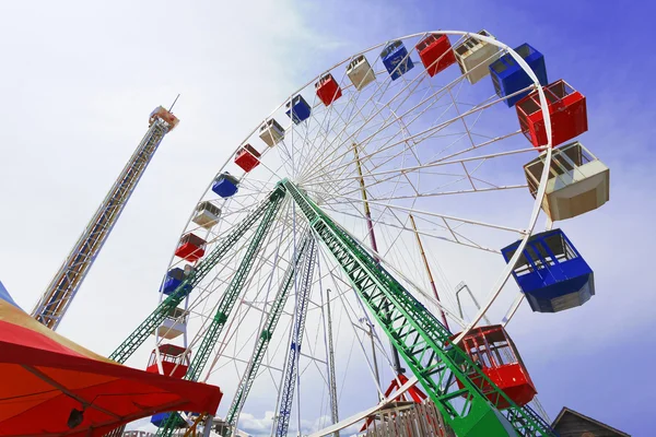 Paseo por el parque de atracciones . —  Fotos de Stock