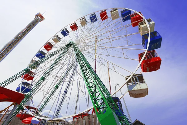 Paseo por el parque de atracciones . — Foto de Stock