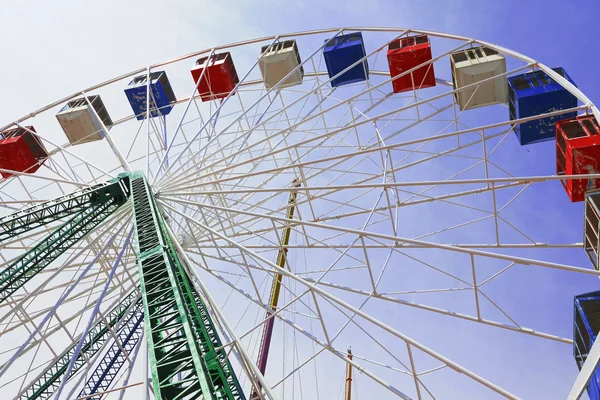 Paseo por el parque de atracciones . —  Fotos de Stock