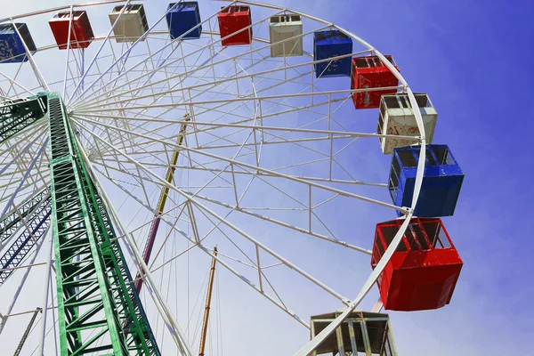 Paseo por el parque de atracciones . —  Fotos de Stock