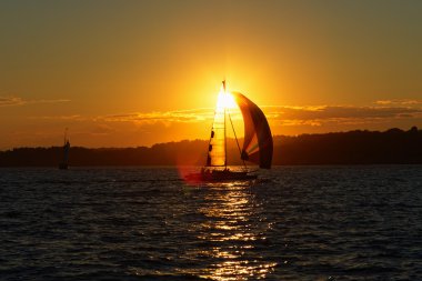gün batımında yelkenli tekne.