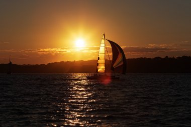 gün batımında yelkenli tekne.