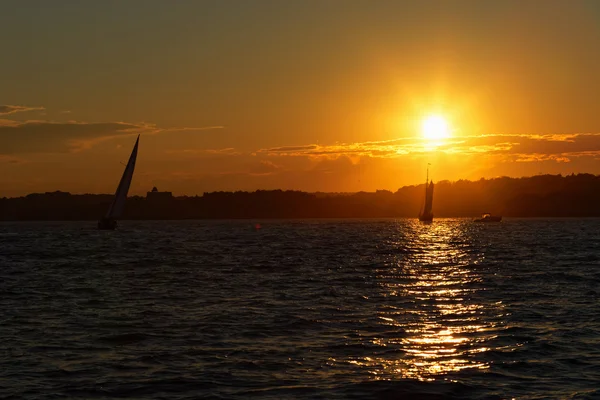 Segelboote bei Sonnenuntergang. — Stockfoto