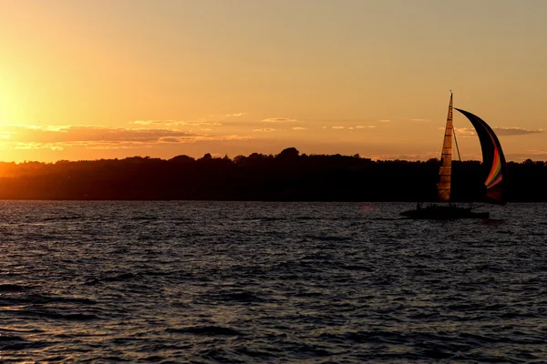 Segelboot bei Sonnenuntergang. — Stockfoto