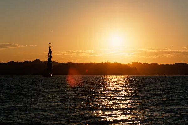 Segelboot bei Sonnenuntergang. — Stockfoto