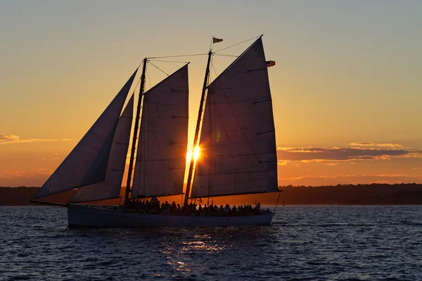 Segelboot bei Sonnenuntergang. — Stockfoto