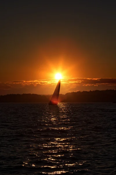 Segelschiff bei Sonnenuntergang. — Stockfoto