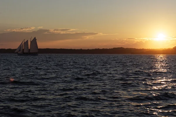 Segelboot bei Sonnenuntergang. — Stockfoto